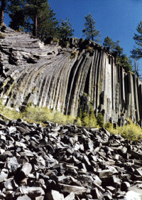 Devils_Postpile1.gif (497951 bytes)